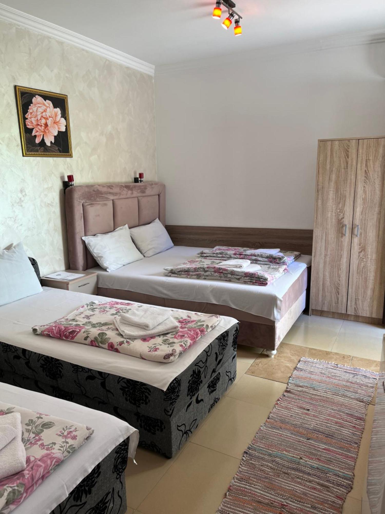 Sobe Sa Sopstvenim Kupatilom Private Rooms Bathroom In Center Novi Sad Extérieur photo